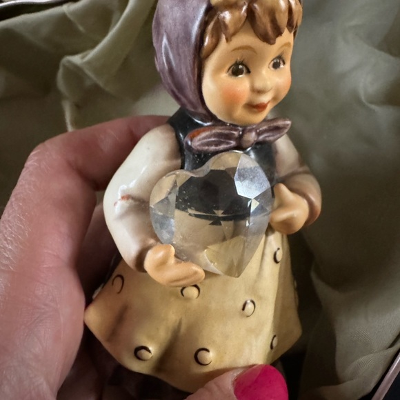 Hummel - A Heartfelt Gift - Picture 5 of 6